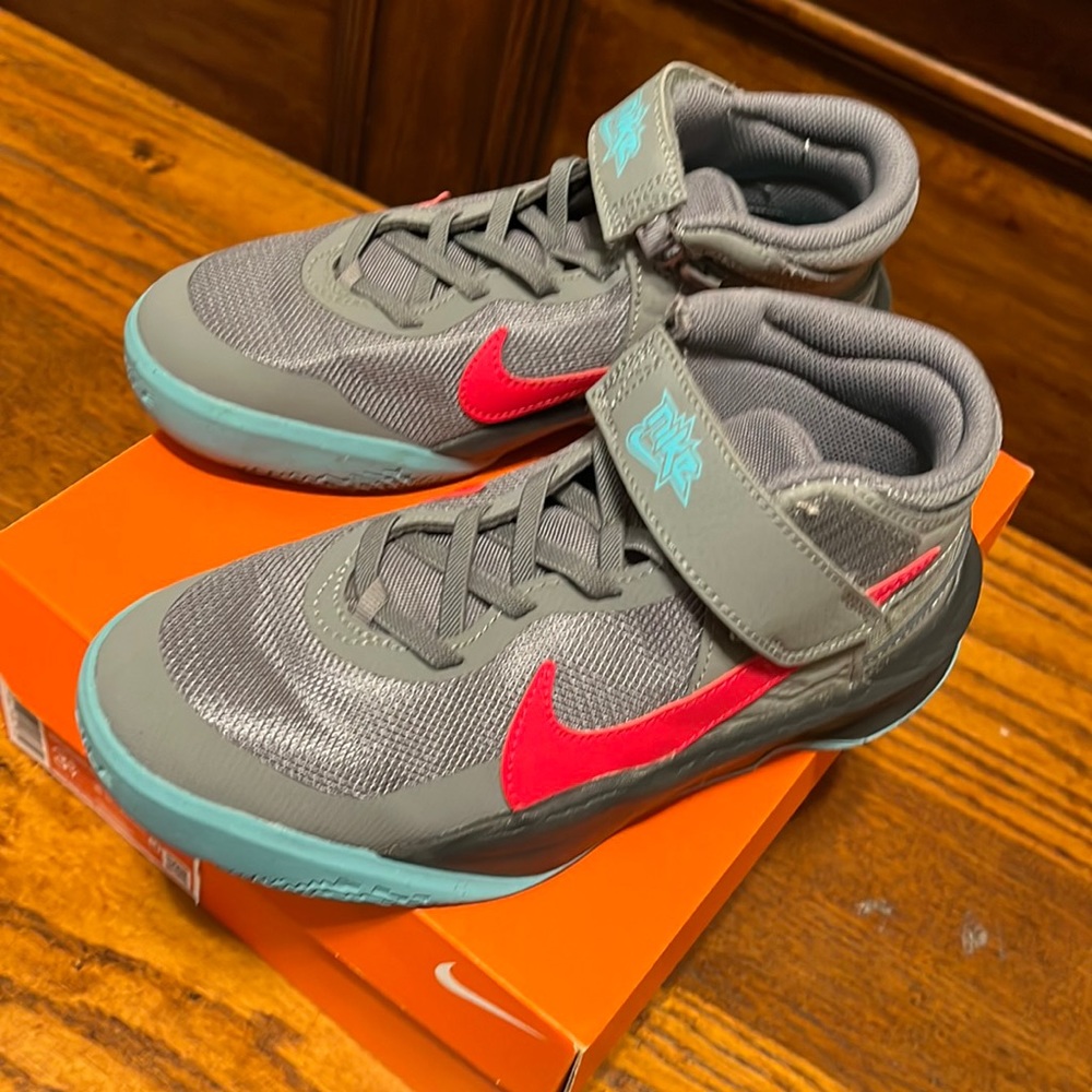 Nike team hustle basketball shoes size 3.5